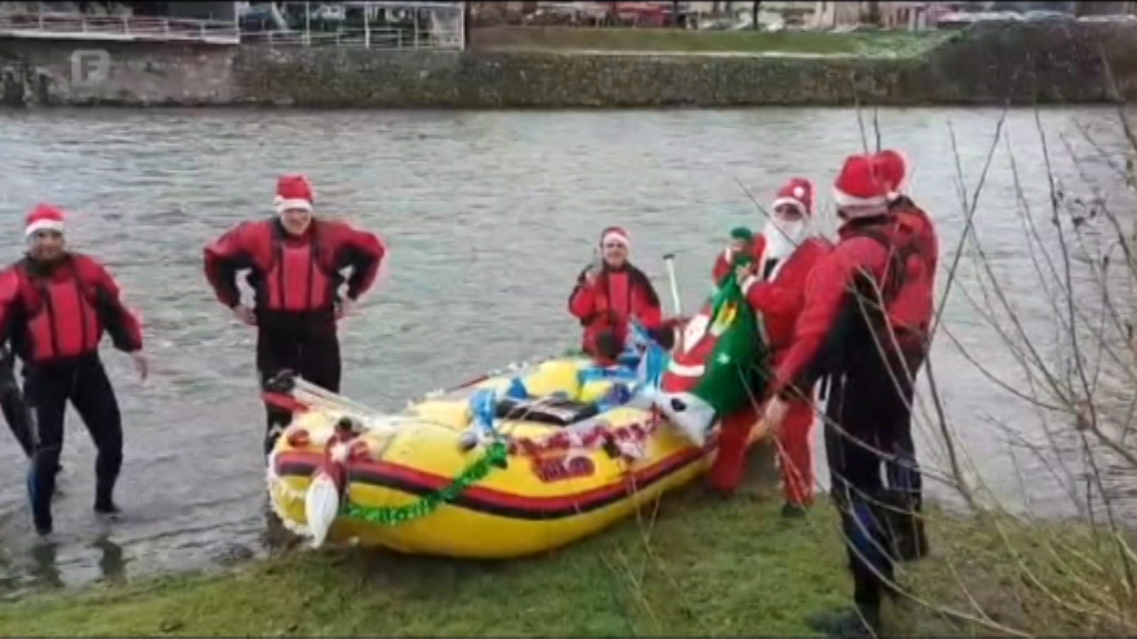 Deda Mraz do mališana stigao čamcem